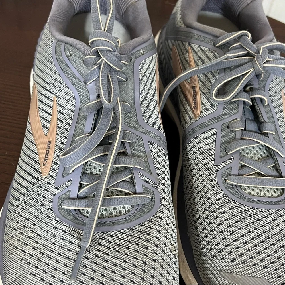 Brooks Gray Women’s Athletic Shoes Breathable Mesh Cushioned Midsole 10.5 GUC